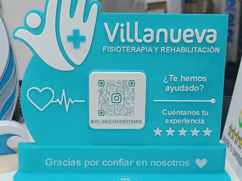 Expositor de reseñas personalizado para una clínica de fisioterapia