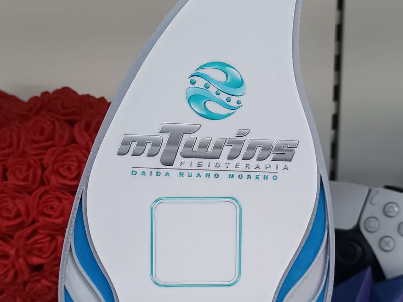 Expositor de reseñas con forma personalizada de ola para un centro de fisioterapia