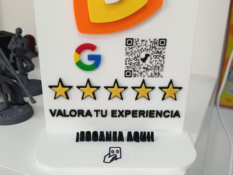 Expositor de reseñas de Google con estrellas y código QR para escanear