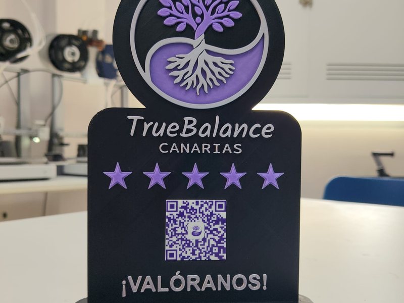 Expositor de reseñas con el logotipo del cliente en relieve a varios colores