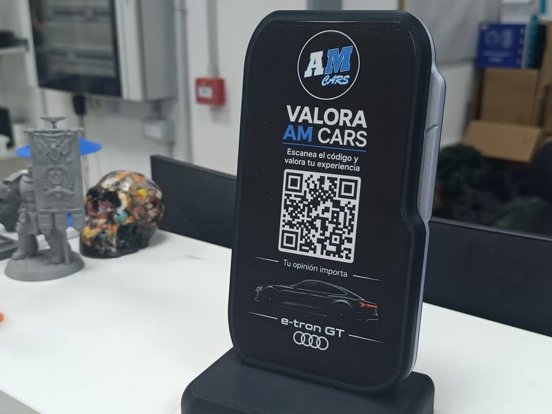 Expositor de reseñas de Google con código QR en el mostrador de un taller